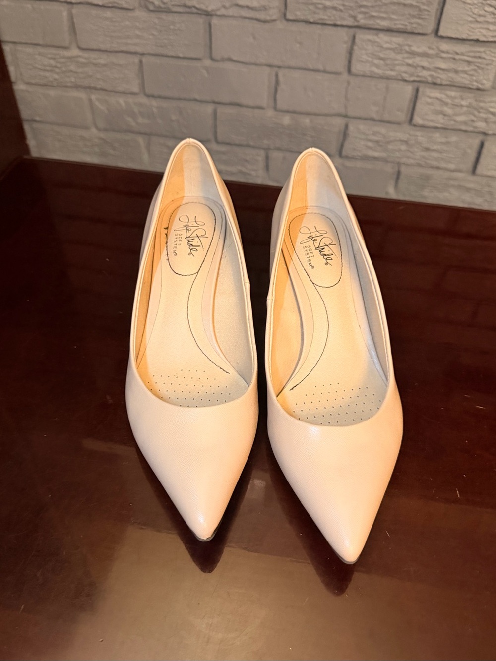 LifeStride Ivory Kitten Heel Pumps – Size 9.5M - Picture 3 of 7